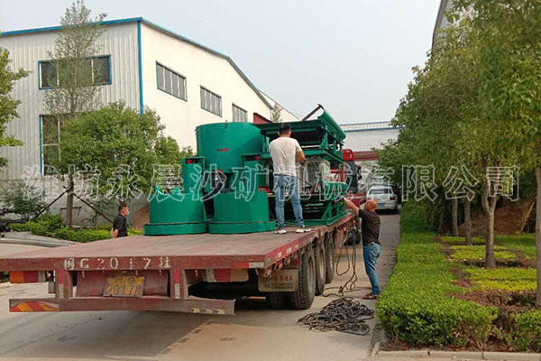 发往江西的离心机和鼓动溜槽(图5) 发往江西的离心机和鼓动溜槽(图5)
