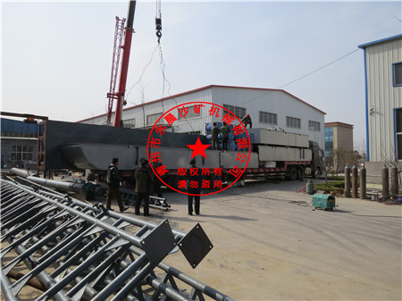 钻探式抽沙淘金船发往哈萨克斯坦(图1) 钻探式抽沙淘金船发往哈萨克斯坦(图1)