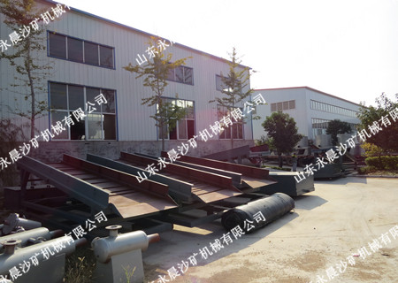 水套式离心机与鼓动溜槽发货现场(图1) 水套式离心机与鼓动溜槽发货现场(图1)