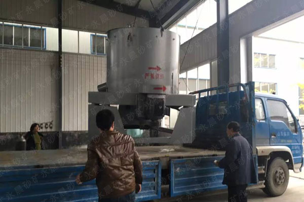 发往招远市的水套式离心机装车现场(图1) 发往招远市的水套式离心机装车现场(图1)
