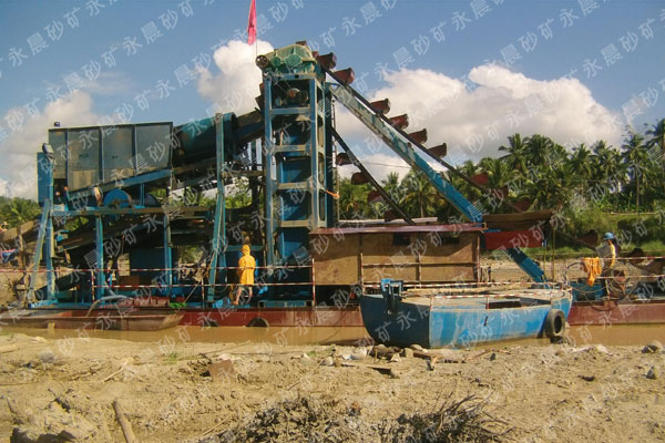 印尼淘金船工作现场,潍坊永晨提供淘金船设备(图1) 印尼淘金船工作现场,潍坊永晨提供淘金船设备(图1)