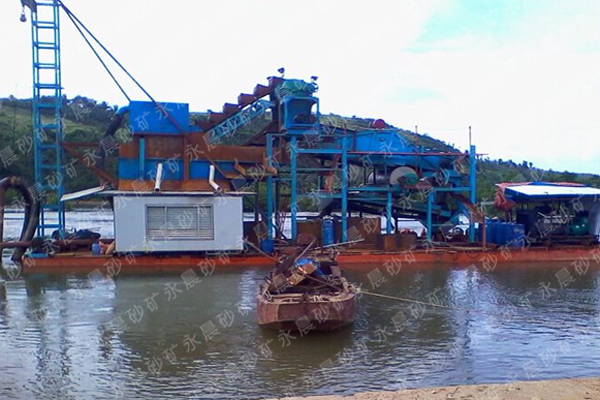 老挝淘金船工作现场，潍坊永晨提供淘金船设备(图1)